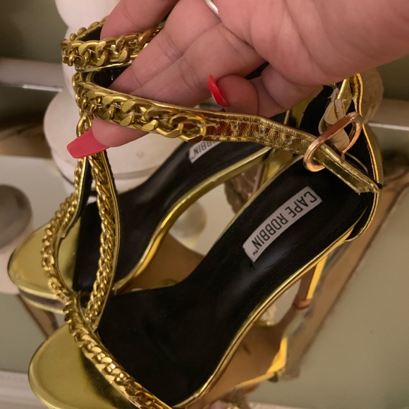 Strapping heels - Picture 2 of 3